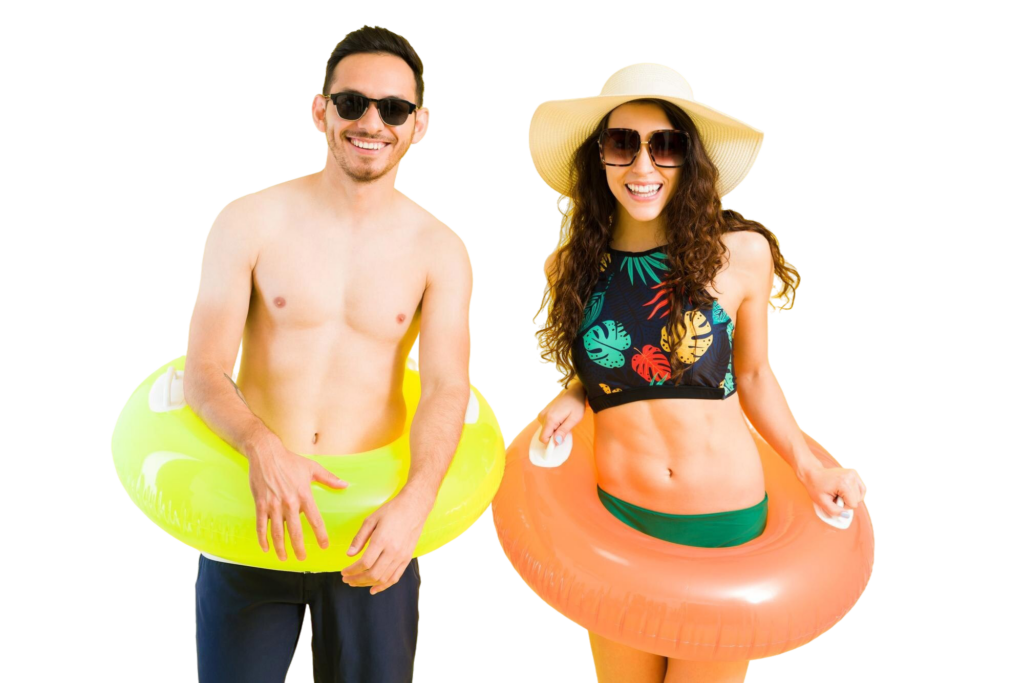 divertida pareja joven traje bano usando salvavidas inflables sonriendo mientras camina playa meterse mar